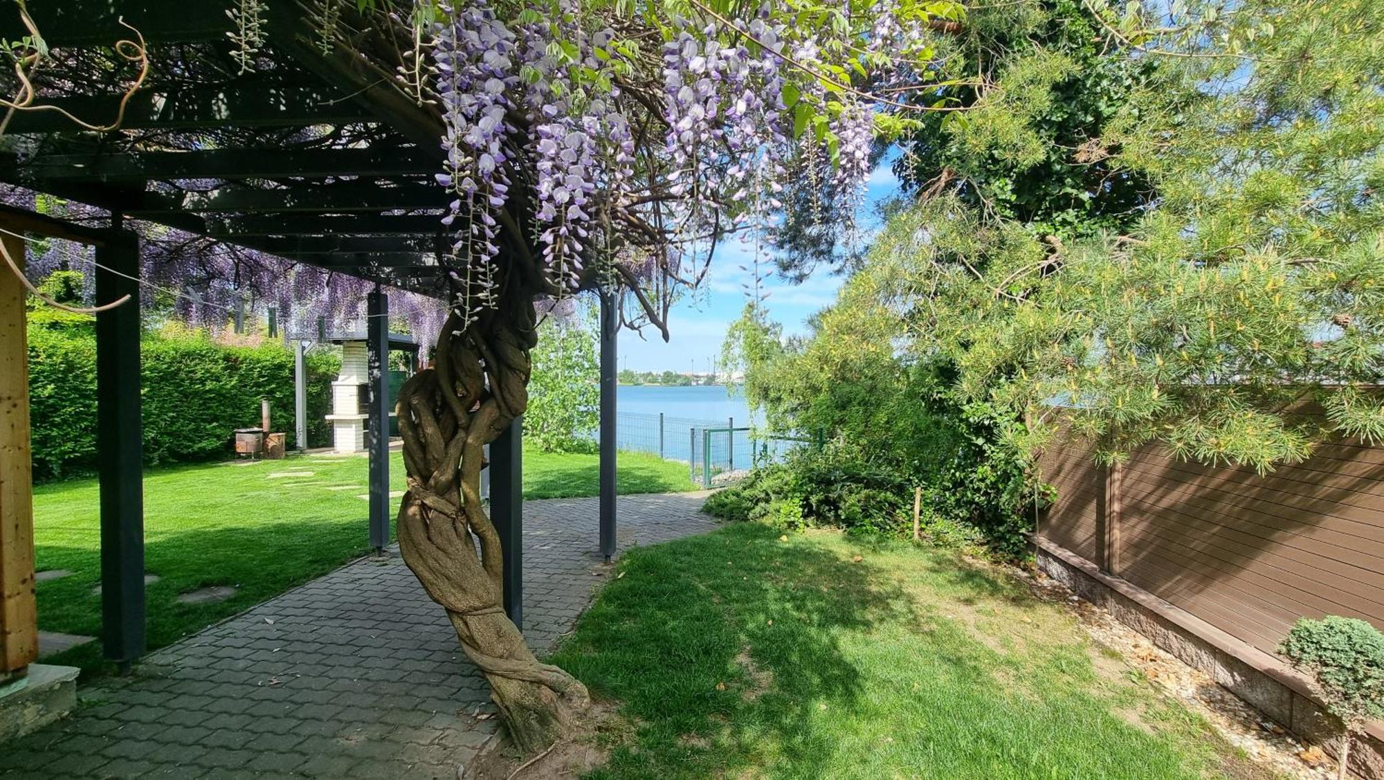 Topsenec-Lakeside Home Exterior photo