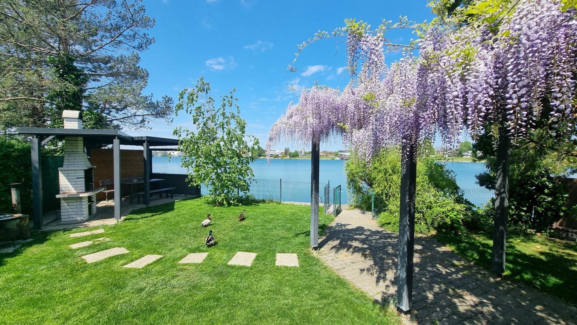 Topsenec-Lakeside Home Exterior photo